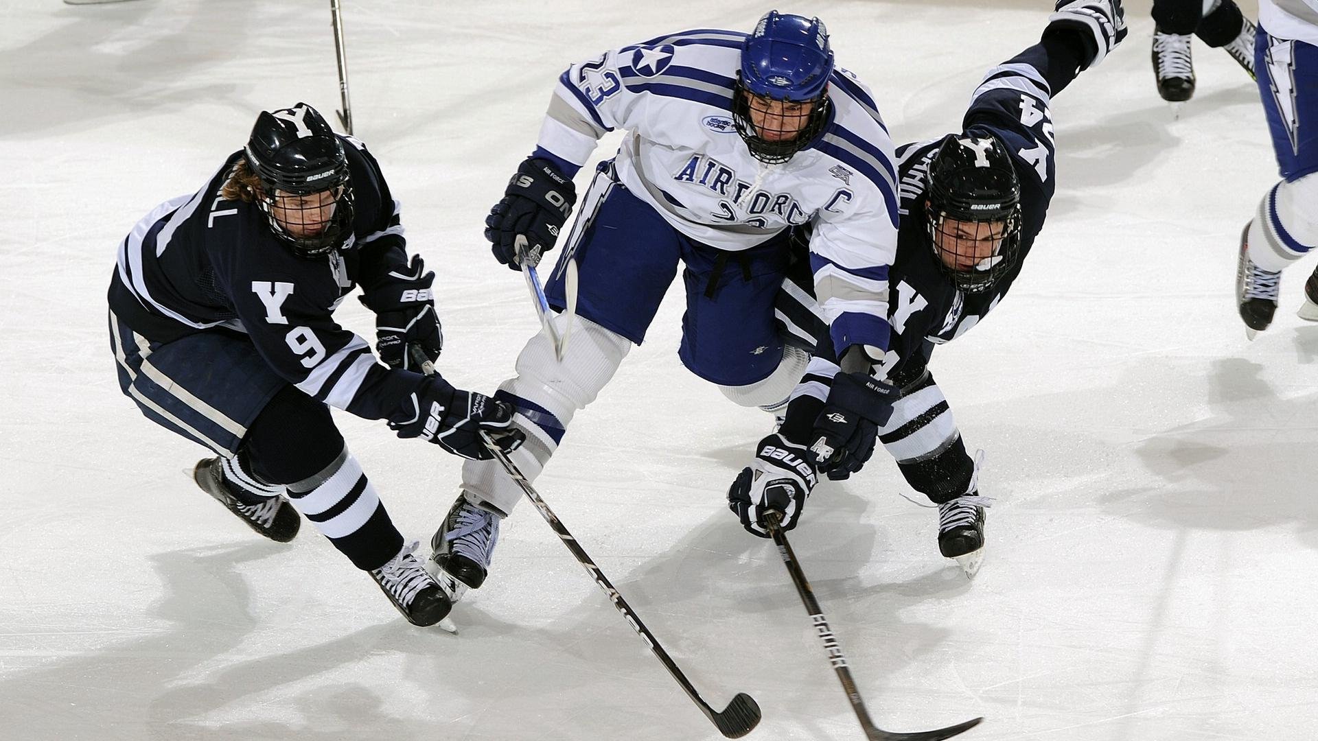 周琦恢复训练内线支柱有望强势回归,周琦带队